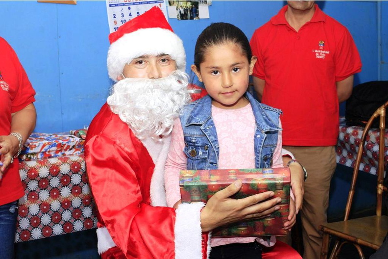 Viejito Pascuero llegó a Pinto y junto con ello la Navidad para los niños 18-12-2017 (27)