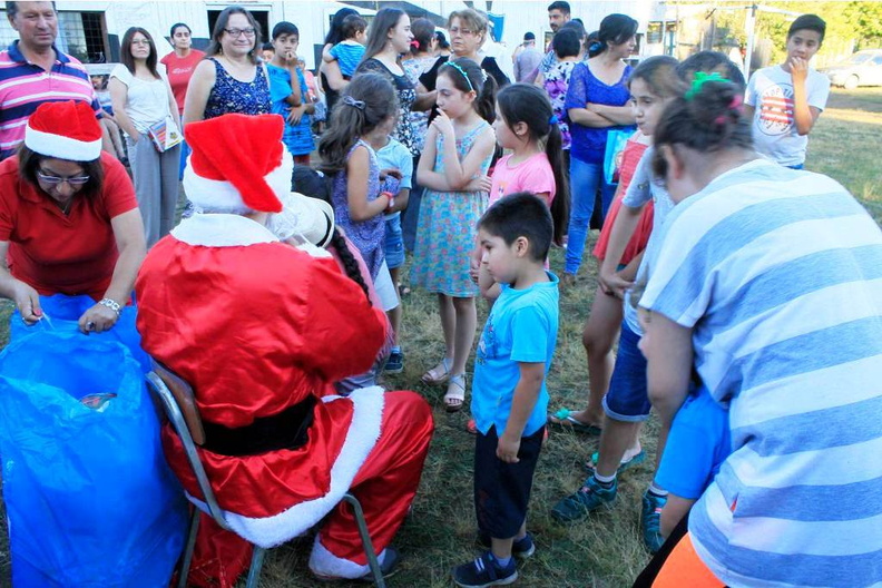 Viejito Pascuero visita a los Niños de Paso El Soldado y el Rosal Bajo 20-12-2017 (14)
