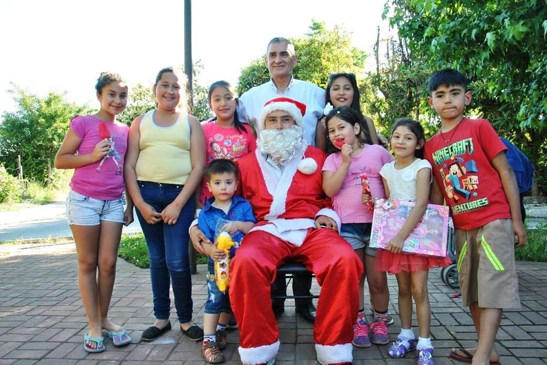 Viejito Pascuero visita a los Niños de Pincura, Sol de Diciembre y El Chacay 22-12-2017 (1)