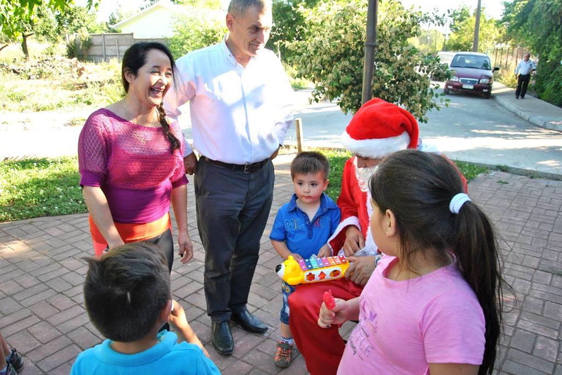 Viejito Pascuero visita a los Niños de Pincura, Sol de Diciembre y El Chacay 22-12-2017 (7)