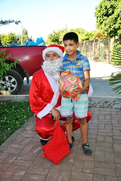 Viejito Pascuero visita a los Niños de Pincura, Sol de Diciembre y El Chacay 22-12-2017 (28).jpg