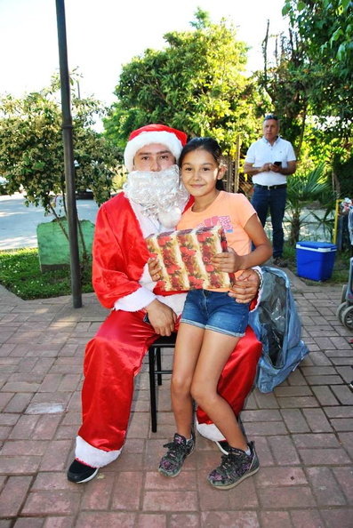 Viejito Pascuero visita a los Niños de Pincura, Sol de Diciembre y El Chacay 22-12-2017 (32)