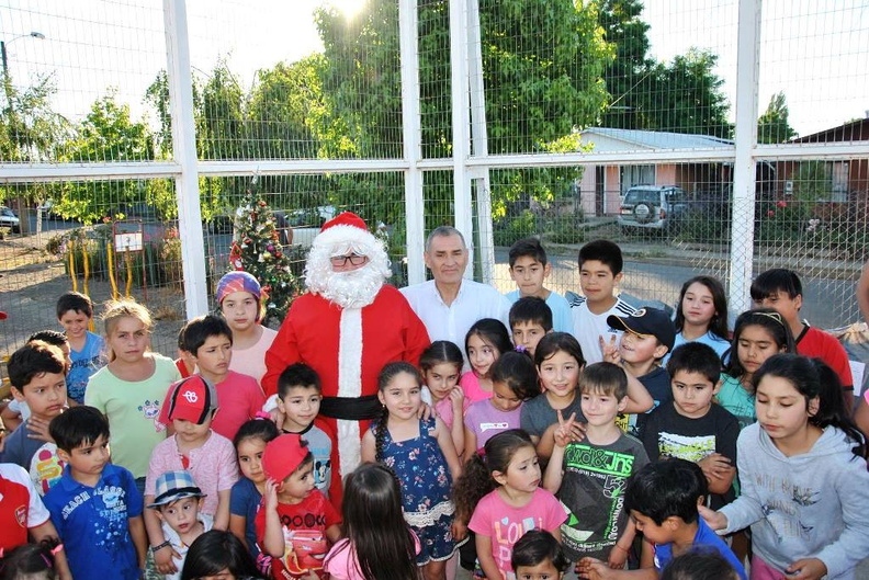 Viejito Pascuero visita a los Niños de El Rosal, Rosal 2 y Villa Padre Hurtado 26-12-2017 (40).jpg