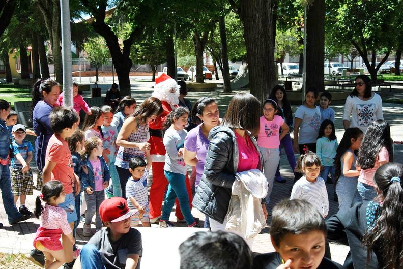 Viejito Pascuero finaliza su visita con los Niños de Pinto Centro, Lluanco, Pedernales, 1 de Mayo y Vista Cordillera 26-12-2017 (40)