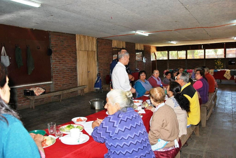 Grupo del Adulto Mayor de El Roble realiza y comparte almuerzo de fin de año 26-12-2017 (3)