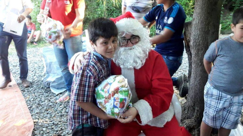 Viejito Pascuero visita a los Niños de Villa Primera y Vista Cordillera 26-12-2017 (3)