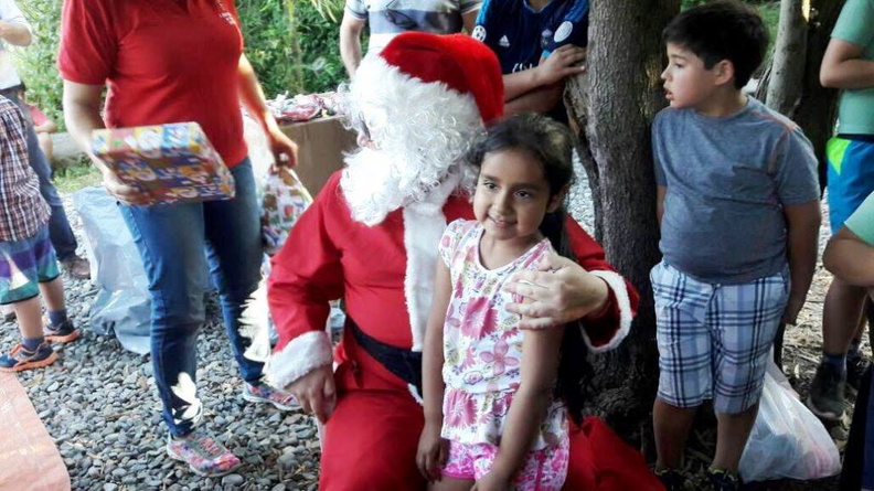 Viejito Pascuero visita a los Niños de Villa Primera y Vista Cordillera 26-12-2017 (4)