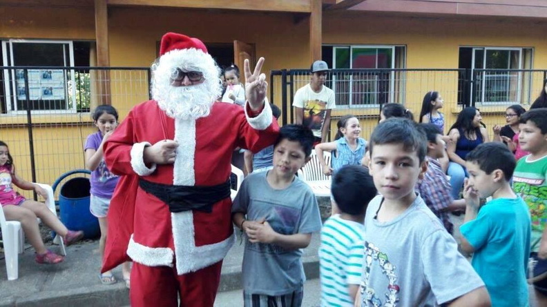 Viejito Pascuero visita a los Niños de Villa Primera y Vista Cordillera 26-12-2017 (9)