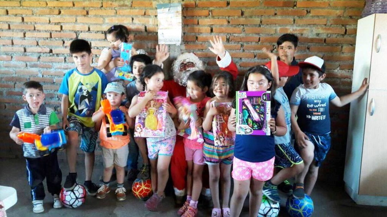 Viejito Pascuero visita a los Niños de Villa Primera y Vista Cordillera 26-12-2017 (11).jpg