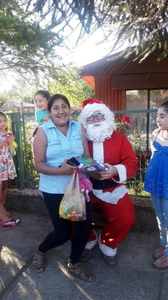Viejito Pascuero visita a los Niños de Villa Primera y Vista Cordillera 26-12-2017 (14)