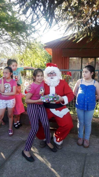 Viejito Pascuero visita a los Niños de Villa Primera y Vista Cordillera 26-12-2017 (17)