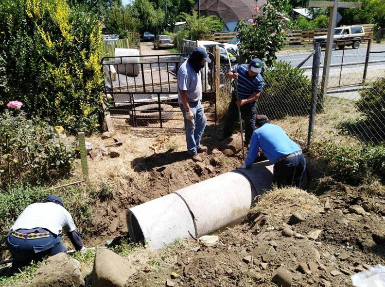 Por gestión del Alcalde Manuel Guzmán Aedo se instaló tubos a la vecina Sra. Feolisa Polanco del km 27, del sector El Rosal 29-01-2018 (2).jpg
