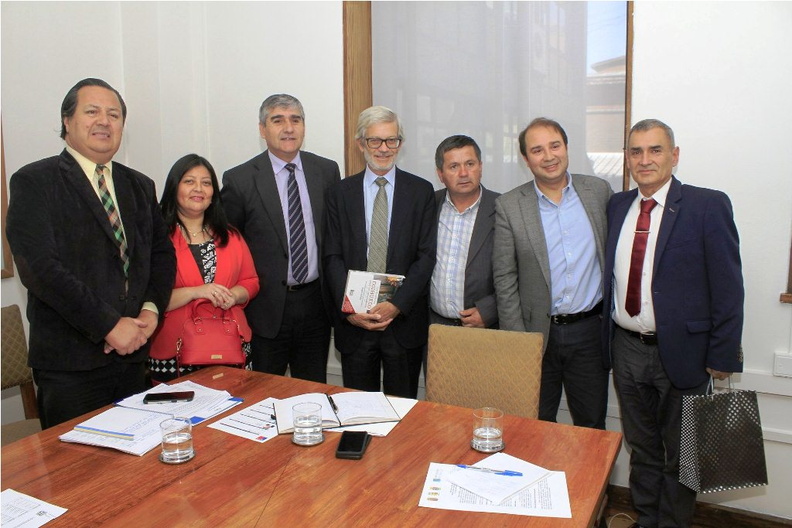 Alcalde de Pinto y Coihueco se reúnen con el MOP para agilizar el cambio del Puente de Pinto 27-03-2018 (3)