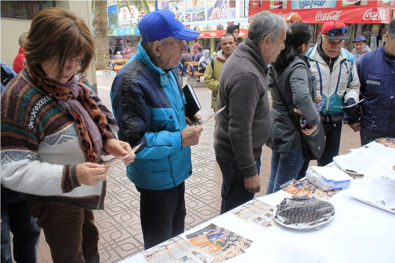 Alcalde de Pinto promociona Fiesta de la Avellana en el Mercado de Chillán 19-04-2018 (5)