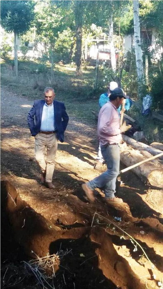 Alcalde Manuel Guzmán inspecciona en terreno el Mejoramiento del Camino Las Compuertas 25-04-2018 (2).jpg