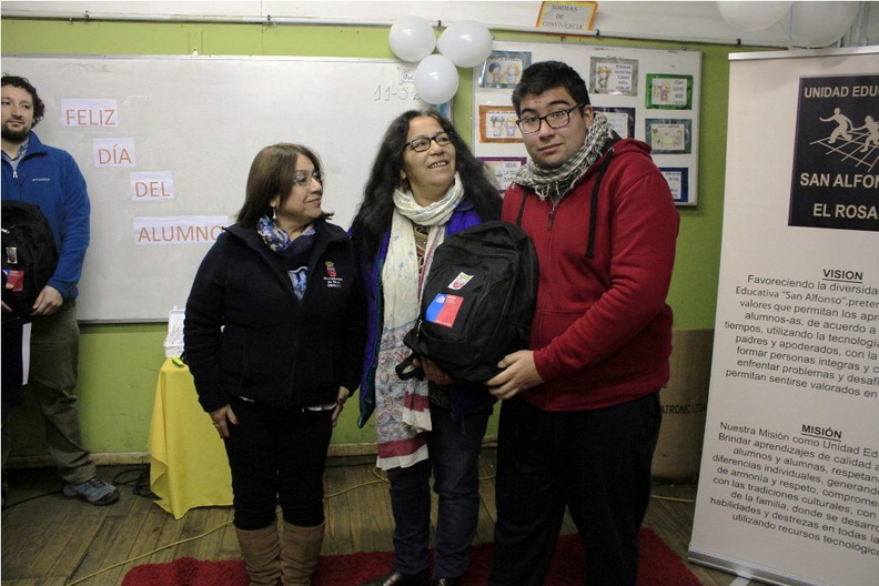 Alcalde de Pinto hizo entrega de kit de emergencia a los alumnos en situación de discapacidad de la Escuela San Alfonso 14-05-2018 (7)