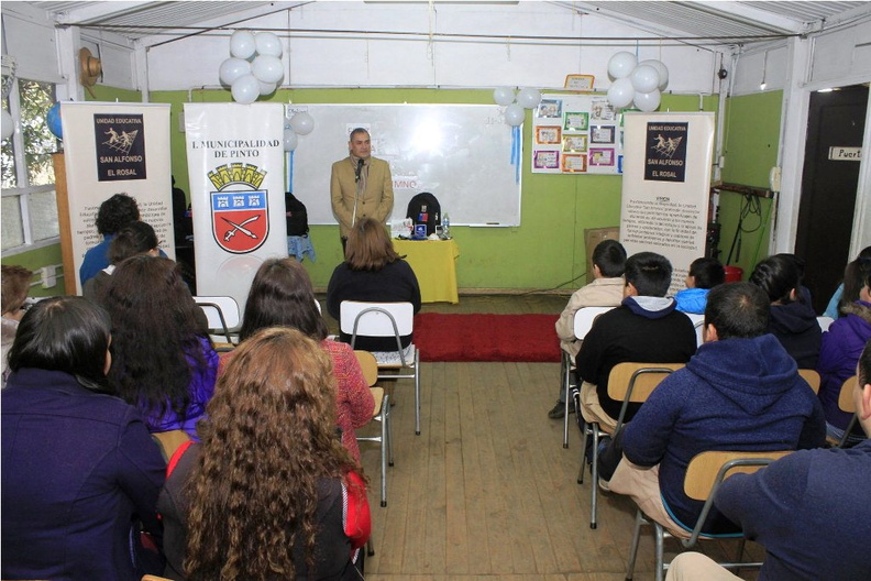 Alcalde de Pinto hizo entrega de kit de emergencia a los alumnos en situación de discapacidad de la Escuela San Alfonso 14-05-2018 (16)