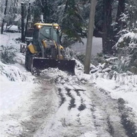 Retroexcavadora municipal limpia la nieve de Las Trancas