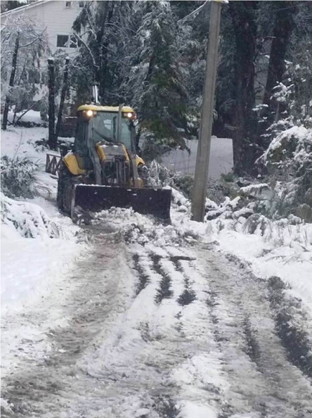 Retroexcavadora municipal limpia la nieve de los caminos de Las Trancas 11-06-2018 (1)