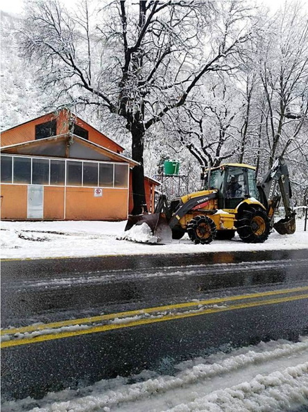 Retroexcavadora municipal limpia la nieve de los caminos de Las Trancas 11-06-2018 (2).jpg
