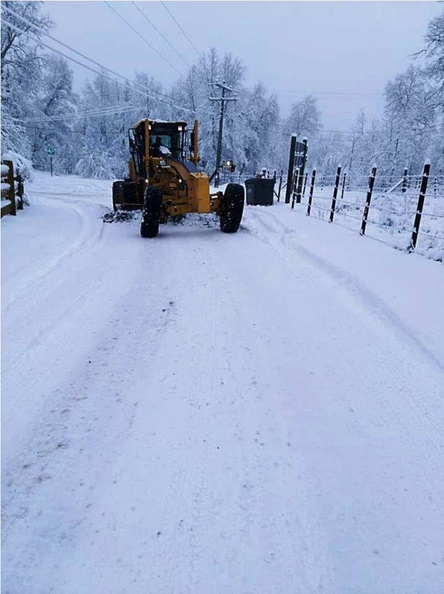 Retroexcavadora municipal limpia la nieve de los caminos de Las Trancas 11-06-2018 (3).jpg