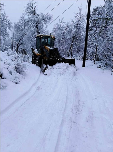 Retroexcavadora municipal limpia la nieve de los caminos de Las Trancas 11-06-2018 (5)