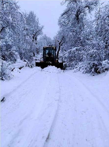 Retroexcavadora municipal limpia la nieve de los caminos de Las Trancas 11-06-2018 (6).jpg
