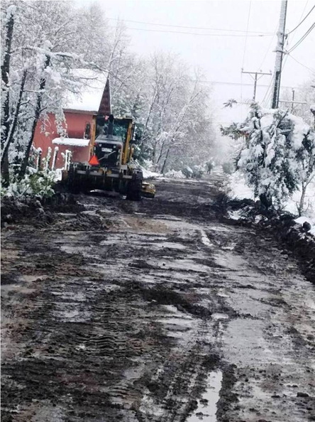 Retroexcavadora municipal limpia la nieve de los caminos de Las Trancas 11-06-2018 (9).jpg