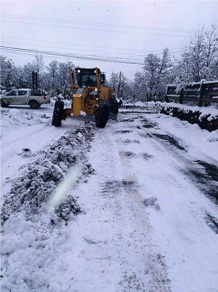 Retroexcavadora municipal limpia la nieve de los caminos de Las Trancas 11-06-2018 (8)