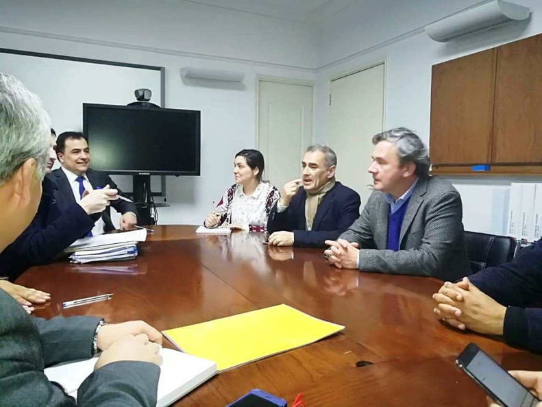 Alcalde de Pinto sostuvo reunión con la Jefa Nacional (S) de Atención Primaria y el Jefe Nacional de Infraestructura del Ministerio de Salud 30-07-2018 (5)