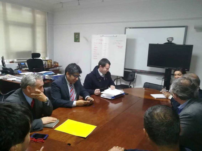 Alcalde de Pinto sostuvo reunión con la Jefa Nacional (S) de Atención Primaria y el Jefe Nacional de Infraestructura del Ministerio de Salud 30-07-2018 (6)