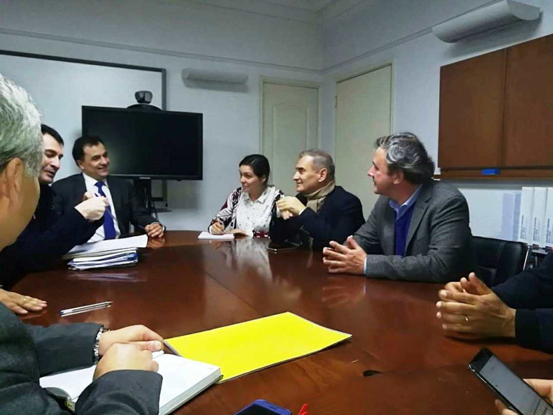 Alcalde de Pinto sostuvo reunión con la Jefa Nacional (S) de Atención Primaria y el Jefe Nacional de Infraestructura del Ministerio de Salud 30-07-2018 (8)