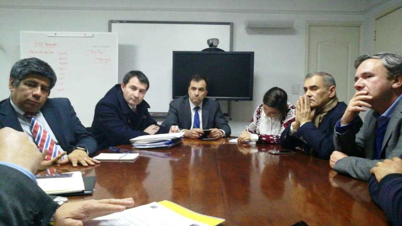 Alcalde de Pinto sostuvo reunión con la Jefa Nacional (S) de Atención Primaria y el Jefe Nacional de Infraestructura del Ministerio de Salud 30-07-2018 (10)