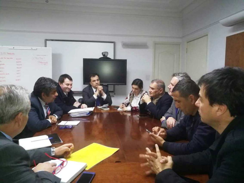 Alcalde de Pinto sostuvo reunión con la Jefa Nacional (S) de Atención Primaria y el Jefe Nacional de Infraestructura del Ministerio de Salud 30-07-2018 (15)