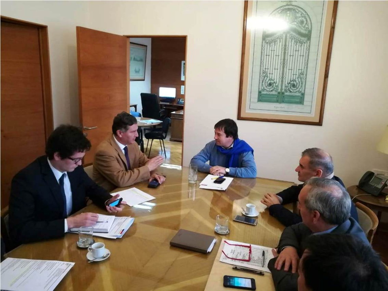Alcalde de Pinto sostiene importante reunión con el Subsecretario de Obras Públicas 06-08-2018 (6)