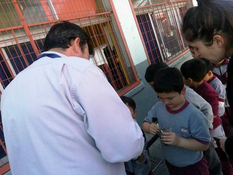 Alumnos realizan almacigo en vasitos desechables en la Escuela Puerta de la Cordillera 15-11-2018 (4).jpg