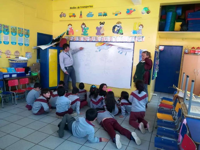 Alumnos realizan almacigo en vasitos desechables en la Escuela Puerta de la Cordillera 15-11-2018 (5)