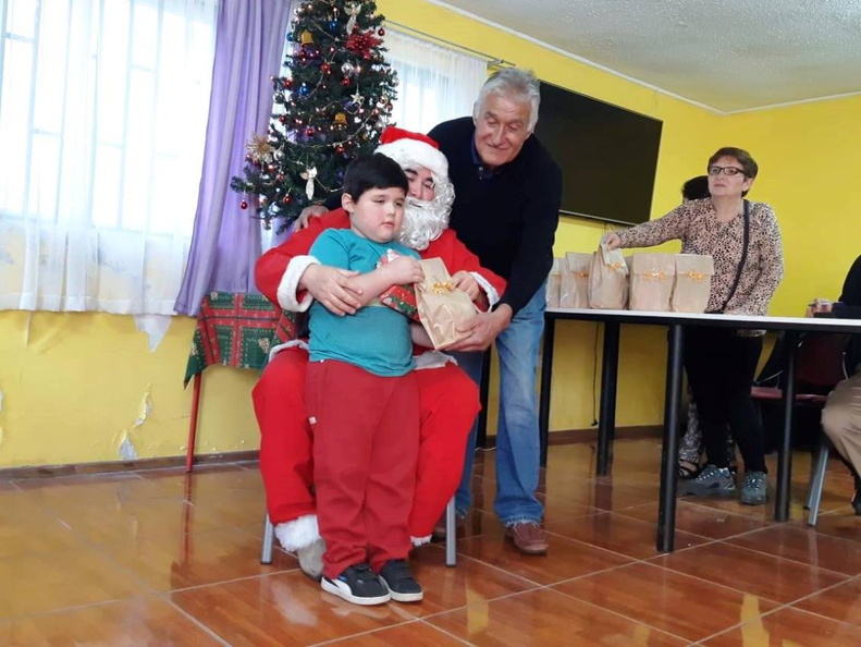 I. Municipalidad de Pinto continúa con la tradicional entrega de regalos a varios sectores de la comuna 16-12-2018 (3).jpg