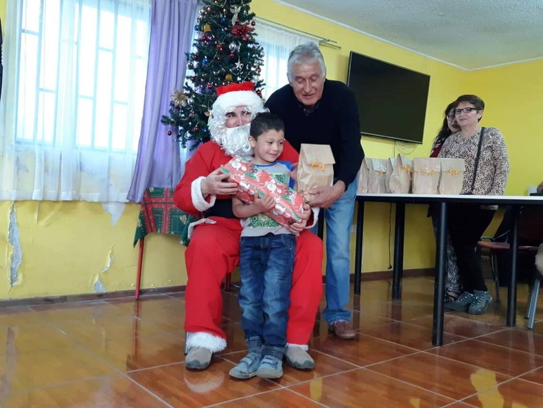 I. Municipalidad de Pinto continúa con la tradicional entrega de regalos a varios sectores de la comuna 16-12-2018 (9)