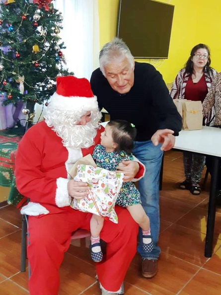 I. Municipalidad de Pinto continúa con la tradicional entrega de regalos a varios sectores de la comuna 16-12-2018 (20).jpg