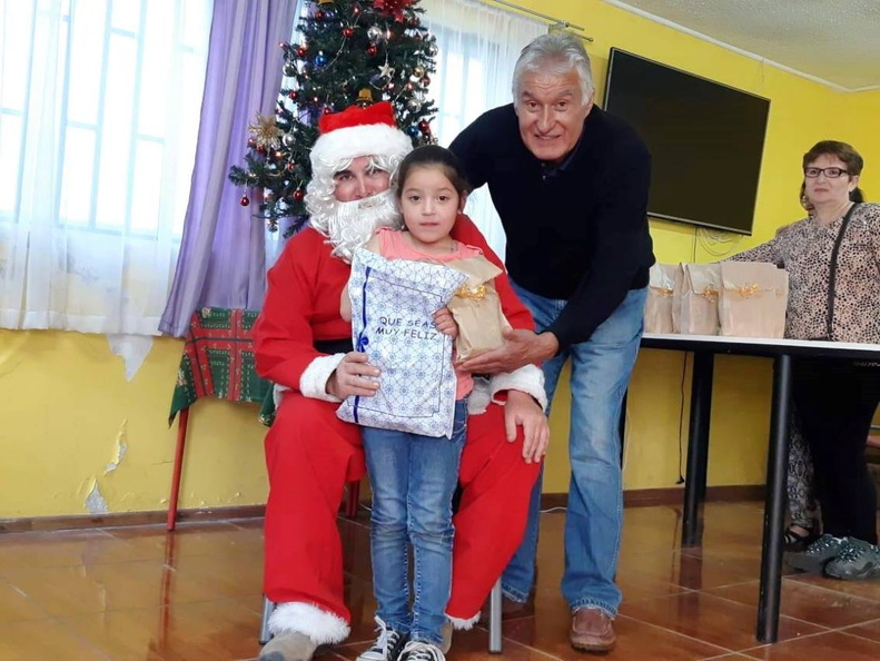 I. Municipalidad de Pinto continúa con la tradicional entrega de regalos a varios sectores de la comuna 16-12-2018 (29)