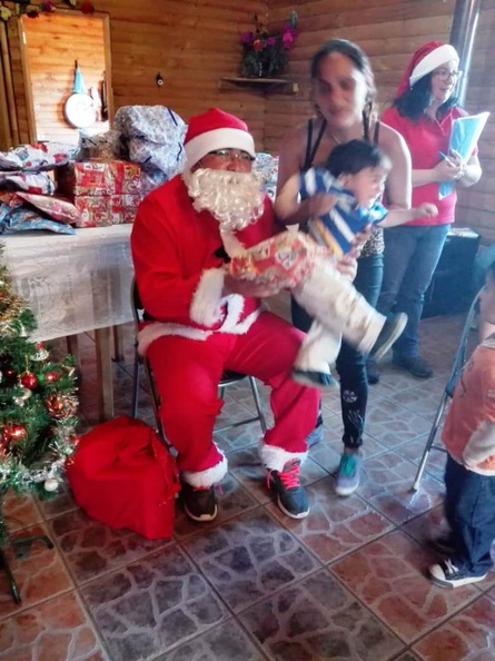 I. Municipalidad de Pinto continúa con la tradicional entrega de regalos a varios sectores de la comuna 16-12-2018 (44).jpg