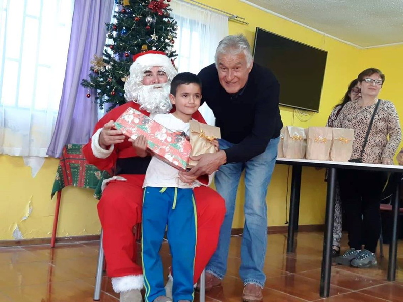 I. Municipalidad de Pinto continúa con la tradicional entrega de regalos a varios sectores de la comuna 16-12-2018 (82)
