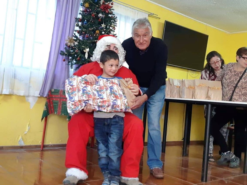 I. Municipalidad de Pinto continúa con la tradicional entrega de regalos a varios sectores de la comuna 16-12-2018 (287)