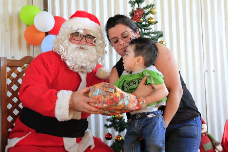 Entrega de regalos de navidad fue realizada en El Rosal y Las Trancas 22-12-2018 (23)