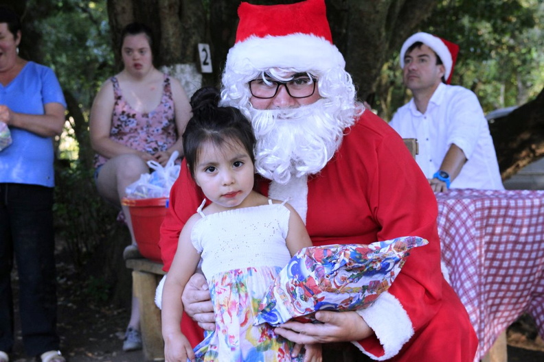 Entrega de regalos de navidad fue realizada en El Rosal y Las Trancas 22-12-2018 (25).jpg