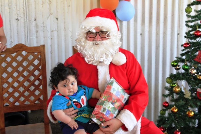 Entrega de regalos de navidad fue realizada en El Rosal y Las Trancas 22-12-2018 (56).jpg