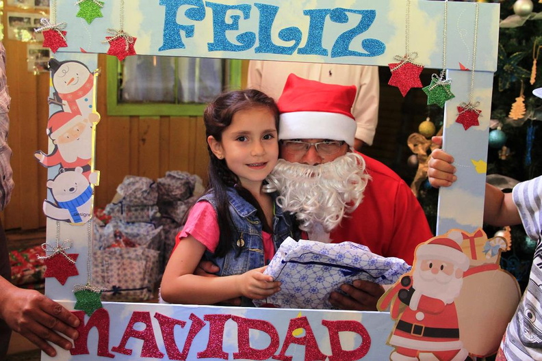 Entrega de regalos de navidad fue realizada en varios sectores de Pinto 22-12-2018 (219).jpg