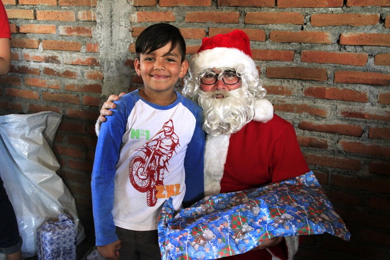 Entrega de regalos de navidad fue realizada en varios sectores de Pinto 22-12-2018 (186)