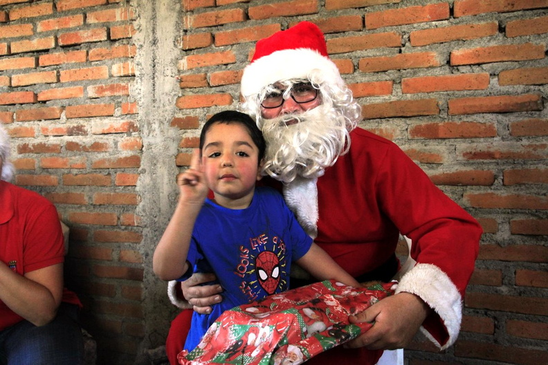 Entrega de regalos de navidad fue realizada en varios sectores de Pinto 22-12-2018 (189)